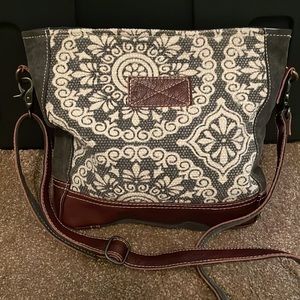 Myra freaky shoulder bag